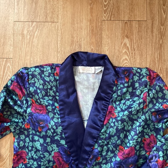 Beautiful vintage duster with puff sleeves and slight shoulder pads - Picture 9 of 11